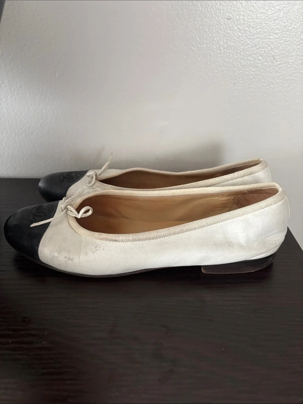 CHANEL White Leather Ballet Flats with Black Cap Toe and Bow